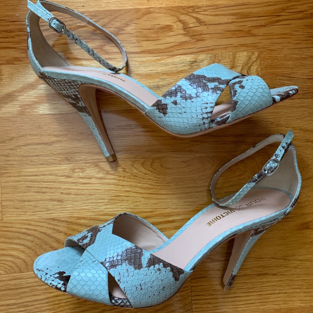 NWOB Pour la Victoire Blue Snakeskin Sandals